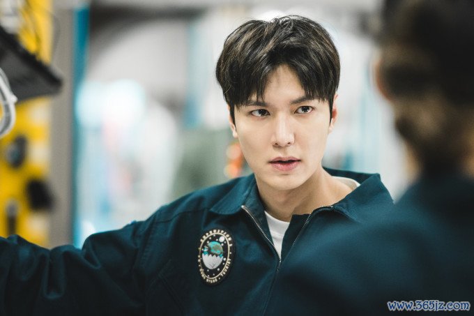 Tạo hình của Lee Min Ho trong phim. Ảnh: Netflix