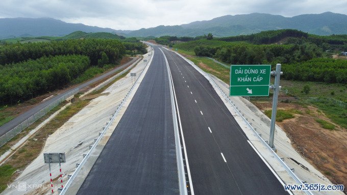 Cao tốc Vân Phong - Nha Trang đoạn qua huyện Diên Khánh. Ảnh: Bùi Toàn