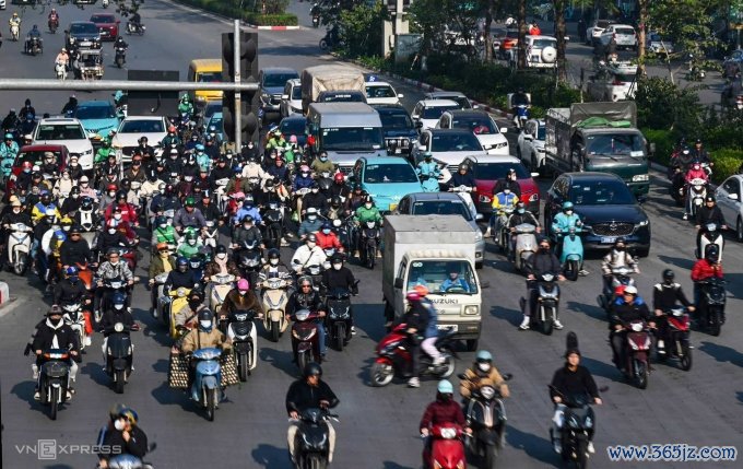 Một xe máy vượt đèn để lao vào ngã tư khi các phương tiện khác đã di chuyển. Ảnh: Giang Huy