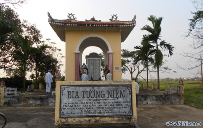 Bia tưởng niệm 74 người bị lính Hàn Quốc thảm sát ngày 12/2/1968. Ảnh: Đắc Thành